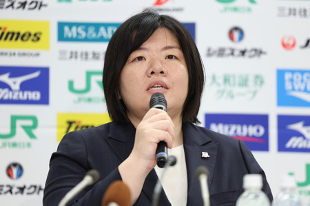 女子日本代表監督に就任し、記者会見する塚田真希氏＝９日午後、東京都文京区