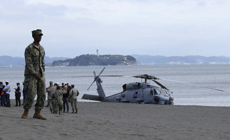 神奈川県茅ケ崎市の海岸に着陸した米軍のヘリコプター＝１０日午後