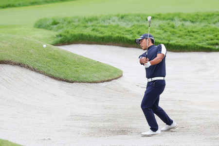 バンカーショットを放つ池村寛世＝１０日、埼玉・東京ＧＣ