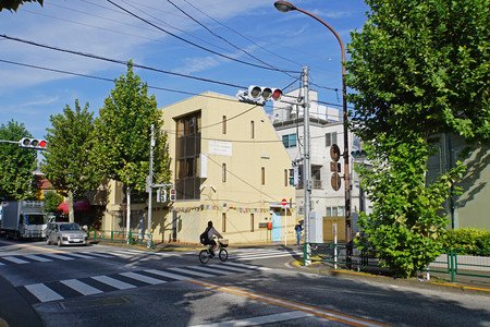 バイクでのひったくり事件があった現場＝１１日午前、東京都新宿区