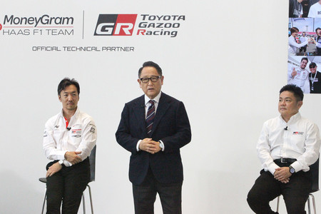 ハースＦ１チームとの業務提携を発表するトヨタ自動車の豊田章男会長（中央）。左はハースの小松礼雄代表＝１１日、静岡県小山町