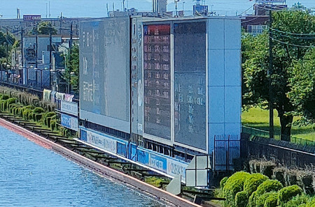 戸田公園（埼玉県戸田市）内に設置された競艇の大型スクリーン（会計検査院広報室提供）