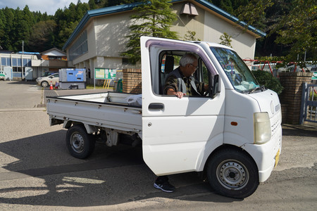 ２次避難のため車に乗り込む大箱知治さん＝１１日午後、石川県輪島市