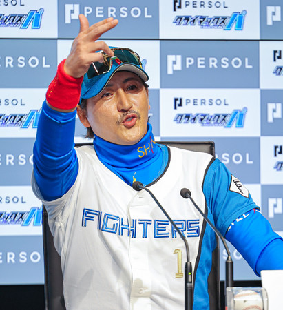 ファーストステージ初戦を翌日に控え、記者会見する日本ハムの新庄監督＝１１日、エスコンＦ