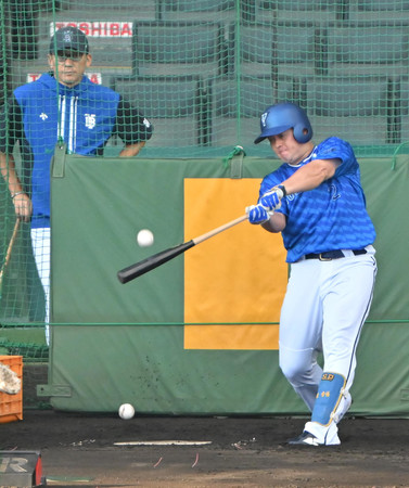 打撃練習を行うＤｅＮＡの牧（右）。左奥は三浦監督＝１１日、甲子園