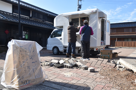 復旧支援にあたる職員らに向け、有料で炊き出しを行うキッチンカー＝１月３１日、石川県輪島市