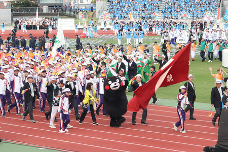 国民スポーツ大会総合開会式で、「くまモン」と入場する熊本の選手ら＝５日、佐賀・ＳＡＧＡサンライズパークＳＡＧＡスタジアム