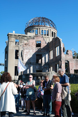 原爆ドームを訪れた外国人観光客たち＝１２日午前、広島市中区