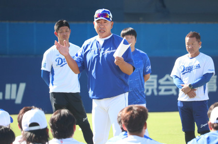 秋季練習で選手に訓示する中日の井上一樹新監督（中央）＝１２日、名古屋市のナゴヤ球場