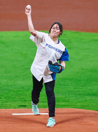 始球式に臨む陸上女子やり投げの北口榛花＝１２日、エスコンＦ