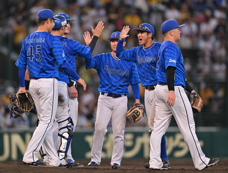 阪神に勝利し、喜ぶＤｅＮＡナイン＝１２日、甲子園