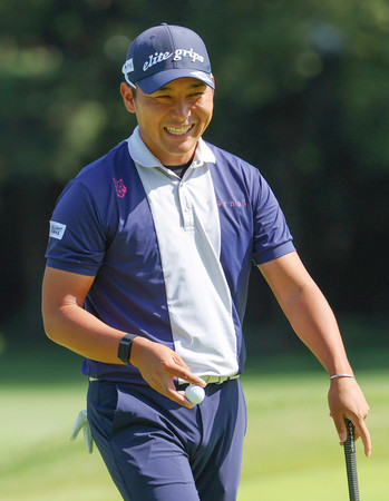 ３番、バーディーパットを沈め、笑顔の池村寛世＝１２日、埼玉・東京ＧＣ