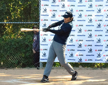 野球教室で打撃を披露した松井秀喜さん＝１２日、ニューヨーク