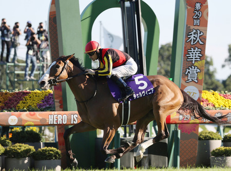 第２９回秋華賞を制したクリストフ・ルメール騎乗のチェルヴィニア＝１３日、京都競馬場