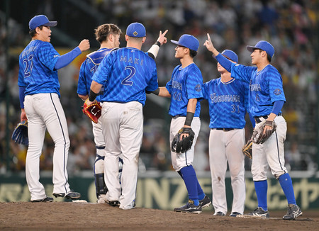 阪神に勝利し、喜ぶＤｅＮＡナイン＝１３日、甲子園