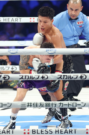 ＷＢＯライトフライ級王座決定戦の３回、ノリエガ（手前）を攻める岩田翔吉＝１３日、東京・有明アリーナ