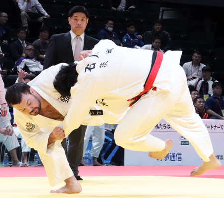 柔道成年男子決勝で一本勝ちしたウルフ・アロン（左）＝１３日、佐賀・ＳＡＧＡサンライズパークＳＡＧＡアリーナ