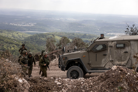 １３日、レバノン南部の国境地帯を巡視するイスラエル軍兵士（ＡＦＰ時事）