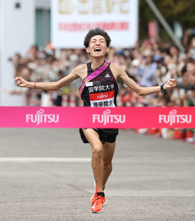 １位でゴールする国学院大の平林清澄＝１４日、島根県出雲市