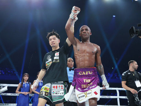 ＷＢＯスーパーフライ級タイトル戦、勝利したカフ（右）をたたえる田中恒成＝１４日、東京・有明アリーナ