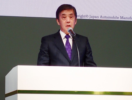 「ジャパンモビリティショー」でスピーチする日本自動車工業会の片山正則会長＝１５日、千葉市