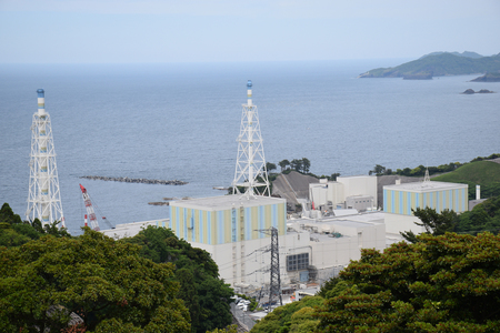 中国電力島根原発の外観。画面中央は同２号機の原子炉建屋＝５月２２日、松江市