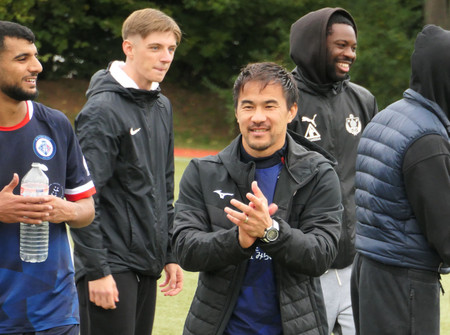 監督業をスタートさせたサッカー元日本代表の岡崎慎司さん（中央）＝３日、ドイツ・マインツ