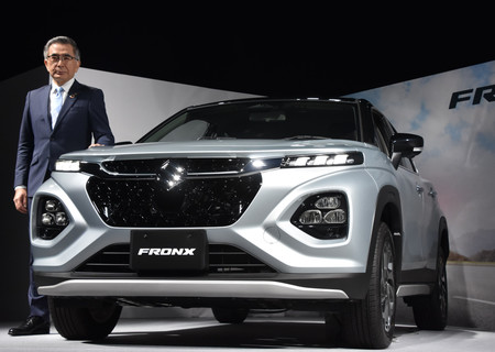 スズキが発売した新型ＳＵＶ「フロンクス」と鈴木俊宏社長＝１６日午前、東京都中央区