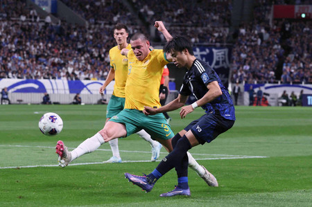 Ｗ杯アジア最終予選オーストラリア戦の前半、パスを出す三笘（手前）＝１５日、埼玉スタジアム