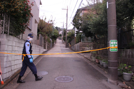 高齢男性の遺体が見つかった民家の周辺＝１６日午後、横浜市青葉区