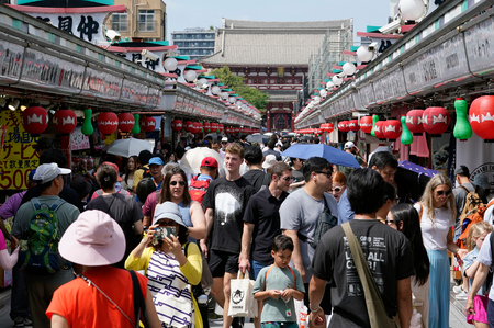 東京・浅草の仲見世通りを訪れた訪日外国人観光客＝７月１７日、東京都台東区（ＥＰＡ時事）