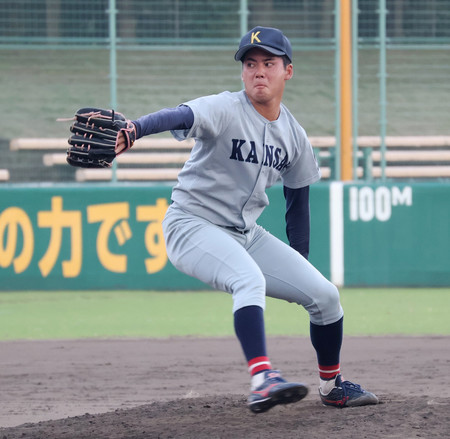 関西学生野球秋季リーグ戦で力投する関大の金丸夢斗投手＝９月８日、わかさスタジアム京都