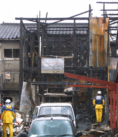 ６人が死亡したアパートの火災現場＝２０１７年５月、北九州市小倉北区