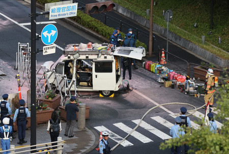 首相官邸前のバリケードに突っ込んだ車両＝１９日午前、東京・永田町