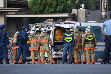 首相官邸前のバリケードに突っ込んだ車両。荷室に黄色いタンクのようなものが積まれている＝１９日午前、東京・永田町