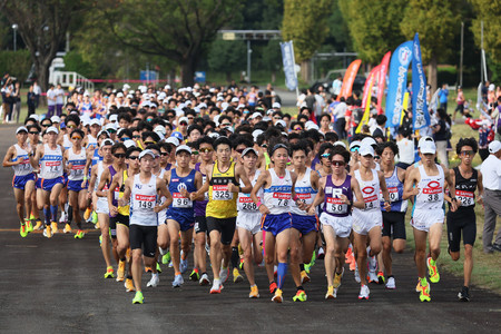 箱根駅伝予選会で力走する選手たち＝１９日、東京都立川市