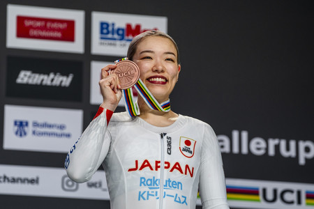 自転車トラック種目の世界選手権女子スプリントで３位に入り、表彰式で銅メダルを手にする佐藤水菜＝１８日、コペンハーゲン郊外（ＥＰＡ時事）