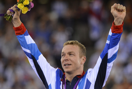 ロンドン五輪の自転車トラック、男子ケイリンを制して表彰台で喜ぶ英国のクリス・ホイさん＝２０１２年８月（ＡＦＰ時事）