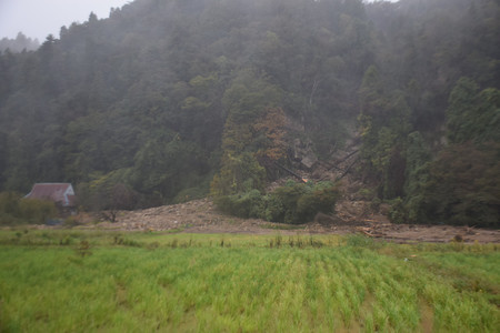 大雨災害で山が崩れ、田地に流入した土砂＝１９日、石川県輪島市