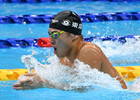 短水路の男子２００メートル平泳ぎ決勝で力泳する深沢大和＝２０日、東京アクアティクスセンター