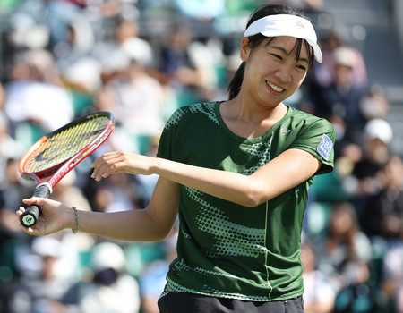 準決勝でポイントを奪われ、悔しそうな伊藤あおい＝２０日、大阪・モリタテニスセンター靱