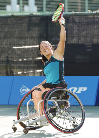 車いす部門の女子シングルスで優勝し、喜ぶ上地結衣＝２０日、大阪・モリタテニスセンター靱