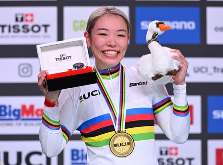 自転車トラックの世界選手権で、女子ケイリンの金メダルを獲得した佐藤水菜＝２０日、デンマーク・コペンハーゲン郊外（ＡＦＰ時事）