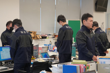 能登大雨の発生から１カ月を迎え、黙とうする石川県輪島市の職員＝２１日午前、同市役所