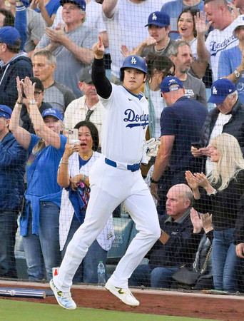 メッツとのナ・リーグ優勝決定シリーズ第６戦の１回、生還したドジャースの大谷＝２０日、ロサンゼルス