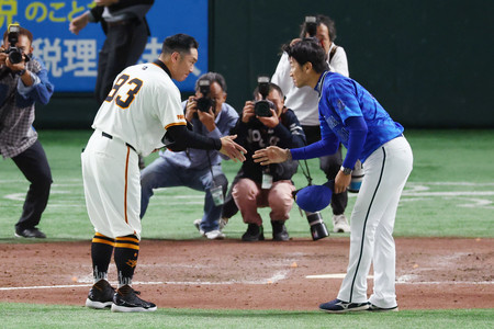 試合終了後、握手する巨人の阿部監督（左）とＤｅＮＡの三浦監督＝２１日、東京ドーム