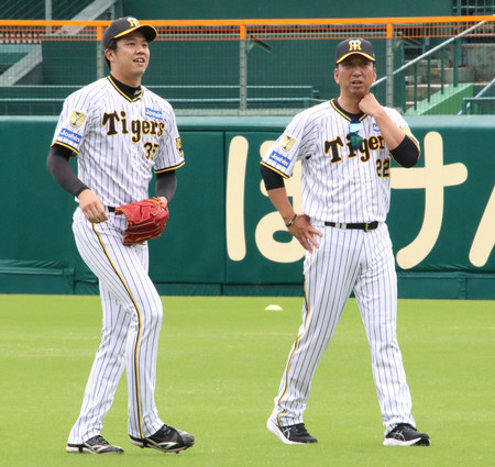 秋季練習で選手と言葉を交わす阪神の藤川新監督（右）＝２２日、甲子園球場