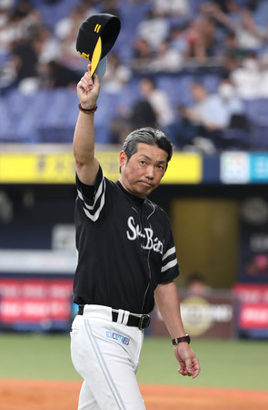 優勝インタビューの後、声援に応えるソフトバンクの小久保監督＝９月２３日、京セラドーム