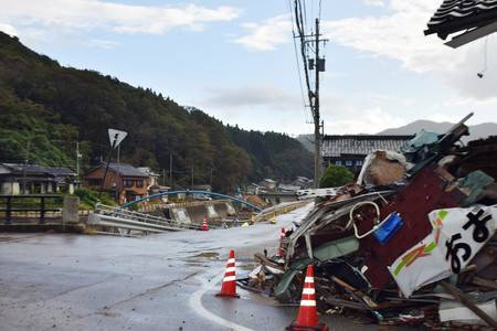 元日の能登半島地震と９月の豪雨災害の爪痕が残る大谷地区＝１１日、石川県珠洲市