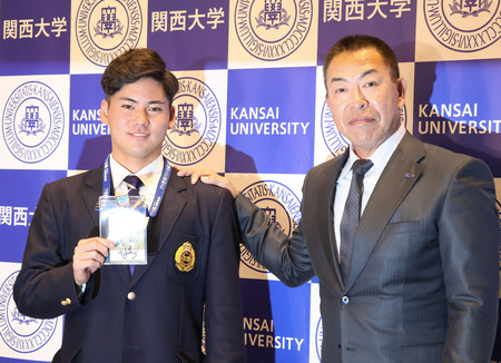 中日の井上一樹新監督（右）からドラフト１位の指名あいさつを受けた関大の金丸夢斗投手＝２５日、大阪府吹田市